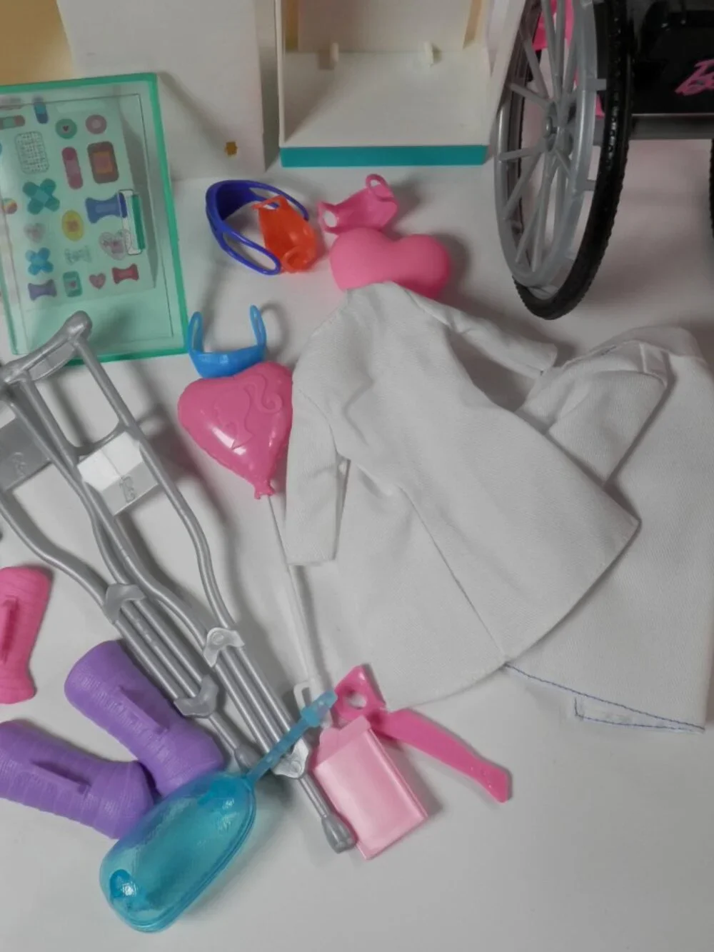 2020 Barbie Fast Cast Clinic Playset Doctor Office Hospital Medical Dough GTN61